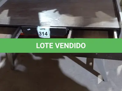 LOTE 314 - 01 APARADOR EM MADEIRA COM 03 GAVETAS. (NO ESTADO) ATENÇÃO! FAZER A VISITAÇÃO ANTES DE ARREMATAR, NÃO SABEMOS SE FUNCIONA, LEILÃO NÃO TEM GARANTIA E NEM DEVOLUÇÃO, SUJEITO A POSSÍVEIS AVARIAS VISÍVEIS/OCULTAS E/OU AUSÊNCIA DE COMPONENTES.