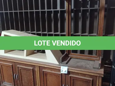 LOTE 313 - 01 ESCANINHO, 01 SUPORTE DE LUMINÁRIA, 01 MESA DE CENTRO SEM TAMPO E 01 ARCA EM MADEIRA COM 04 PORTAS E 04 GAVETAS. (NO ESTADO) ATENÇÃO! FAZER A VISITAÇÃO ANTES DE ARREMATAR, NÃO SABEMOS SE FUNCIONA, LEILÃO NÃO TEM GARANTIA E NEM DEVOLUÇÃO, SUJEITO A POSSÍVEIS AVARIAS VISÍVEIS/OCULTAS E/OU AUSÊNCIA DE COMPONENTES.
