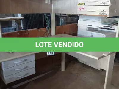 LOTE 318 - 02 MESAS EM L DE MADEIRA COM 03 GAVETAS. (NO ESTADO) ATENÇÃO! FAZER A VISITAÇÃO ANTES DE ARREMATAR, NÃO SABEMOS SE FUNCIONA, LEILÃO NÃO TEM GARANTIA E NEM DEVOLUÇÃO, SUJEITO A POSSÍVEIS AVARIAS VISÍVEIS/OCULTAS E/OU AUSÊNCIA DE COMPONENTES.