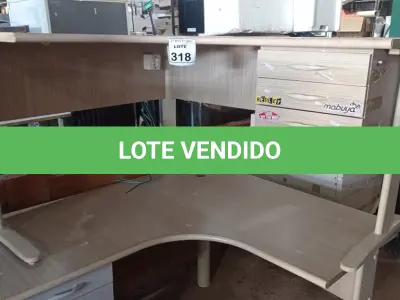 LOTE 318 - 02 MESAS EM L DE MADEIRA COM 03 GAVETAS. (NO ESTADO) ATENÇÃO! FAZER A VISITAÇÃO ANTES DE ARREMATAR, NÃO SABEMOS SE FUNCIONA, LEILÃO NÃO TEM GARANTIA E NEM DEVOLUÇÃO, SUJEITO A POSSÍVEIS AVARIAS VISÍVEIS/OCULTAS E/OU AUSÊNCIA DE COMPONENTES.