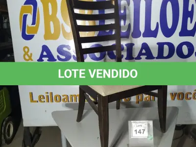 LOTE 147 - 01 CADEIRA DE JANTAR . (NO ESTADO EM QUE SE ENCONTRA. SUJEITO A AVARIAS OCULTAS/VISÍVEIS.) AU2145K