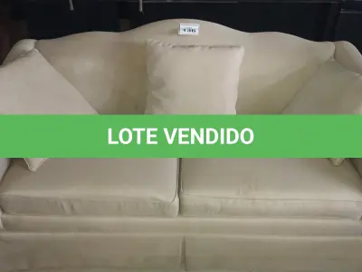 LOTE 136 - 01 SOFÁ 3 LUGARES NA COR CINZA. (NO ESTADO EM QUE SE ENCONTRA. SUJEITO A AVARIAS OCULTAS/VISÍVEIS.) AV9996P