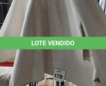 LOTE 178 - 01 GUARDA SOL COM BASE. (NO ESTADO EM QUE SE ENCONTRA. SUJEITO A AVARIAS OCULTAS/VISÍVEIS.) BH1638S