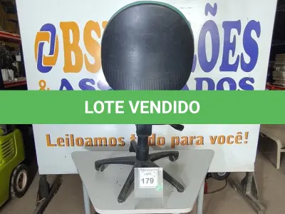 LOTE 179 - 01 CADEIRA DE ESCRITÓRIO NA COR AZUL (NO ESTADO EM QUE SE ENCONTRA. SUJEITO A AVARIAS OCULTAS/VISÍVEIS.)
