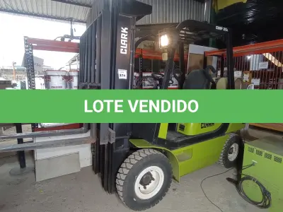 LOTE 374 - 01 EMPILHADEIRA A GÁS CLARK CMP25L . (NO ESTADO EM QUE SE ENCONTRA. SUJEITO A AVARIAS OCULTAS/VISÍVEIS.)