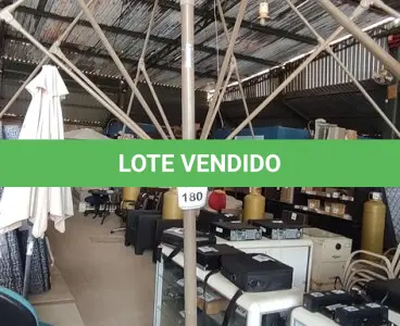 LOTE 180 - 01 GUARDA SOL COM BASE. (NO ESTADO EM QUE SE ENCONTRA. SUJEITO A AVARIAS OCULTAS/VISÍVEIS.) BF8580V