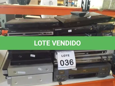 LOTE 036 - 01 LOTE COM VÁRIOS APARELHOS DE DVD E VÍDEO CASSETE DE MARCAS E MODELOS DIVERSOS. (NO ESTADO) ATENÇÃO! FAZER A VISITAÇÃO ANTES DE ARREMATAR, NÃO SABEMOS SE FUNCIONA, LEILÃO NÃO TEM GARANTIA E NEM DEVOLUÇÃO, SUJEITO A POSSÍVEIS AVARIAS VISÍVEIS/OCULTAS E/OU AUSÊNCIA DE COMPONENTES.