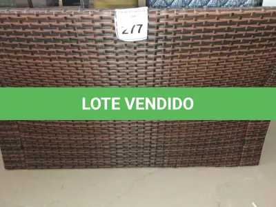 LOTE 277 - 01 SOFÁ DE JARDIM. (NO ESTADO EM QUE SE ENCONTRA. SUJEITO A AVARIAS OCULTAS/VISÍVEIS.) BJ7454P