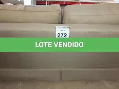 LOTE 272 - 01 SOFÁ 2 LUGARES NA COR CINZA. (NO ESTADO EM QUE SE ENCONTRA. SUJEITO A AVARIAS OCULTAS/VISÍVEIS.) AV9474K