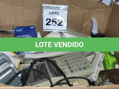 LOTE 252 - 01 CAIXA COM MATERIAIS DE ESCRITÓRIO E CALCULADORAS. (NO ESTADO EM QUE SE ENCONTRA. SUJEITO A AVARIAS OCULTAS/VISÍVEIS.)