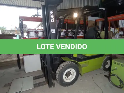 LOTE 374 - 01 EMPILHADEIRA A GÁS CLARK CMP25L . (NO ESTADO EM QUE SE ENCONTRA. SUJEITO A AVARIAS OCULTAS/VISÍVEIS.)