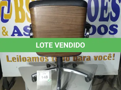 LOTE 148 - 01 CADEIRA DE ESCRITÓRIO COM RODINHAS. (NO ESTADO EM QUE SE ENCONTRA. SUJEITO A AVARIAS OCULTAS/VISÍVEIS.) AV9435B
