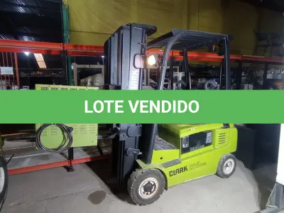 LOTE 373 - 01 EMPILHADEIRA CLARK GENEX POWER GEX 16 ELETRICA COM CARREGADOR. (NO ESTADO EM QUE SE ENCONTRA. SUJEITO A AVARIAS OCULTAS/VISÍVEIS.)