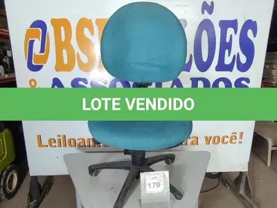 LOTE 179 - 01 CADEIRA DE ESCRITÓRIO NA COR AZUL (NO ESTADO EM QUE SE ENCONTRA. SUJEITO A AVARIAS OCULTAS/VISÍVEIS.)