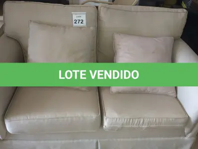 LOTE 272 - 01 SOFÁ 2 LUGARES NA COR CINZA. (NO ESTADO EM QUE SE ENCONTRA. SUJEITO A AVARIAS OCULTAS/VISÍVEIS.) AV9474K