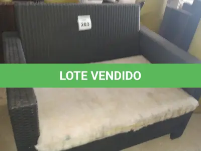 LOTE 283 - 01 SOFÁ DE 2 LUGARES. (NO ESTADO EM QUE SE ENCONTRA. SUJEITO A AVARIAS OCULTAS/VISÍVEIS.) BH1679N