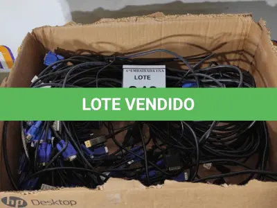 LOTE 249 - 01 CAIXA COM CABOS VGA PARA COMPUTADORES. (NO ESTADO EM QUE SE ENCONTRA. SUJEITO A AVARIAS OCULTAS/VISÍVEIS.)