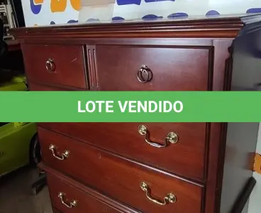 LOTE 181 - 01 CÔMODA ALTA EM MADEIRA. (NO ESTADO EM QUE SE ENCONTRA. SUJEITO A AVARIAS OCULTAS/VISÍVEIS.) BF8511R