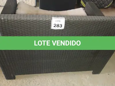 LOTE 283 - 01 SOFÁ DE 2 LUGARES. (NO ESTADO EM QUE SE ENCONTRA. SUJEITO A AVARIAS OCULTAS/VISÍVEIS.) BH1679N