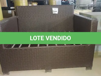 LOTE 144 - 01 SOFÁ DE JARDIM. (NO ESTADO EM QUE SE ENCONTRA. SUJEITO A AVARIAS OCULTAS/VISÍVEIS.) BH1579R