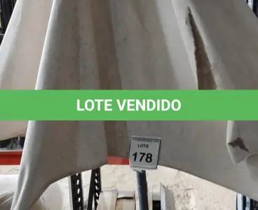 LOTE 178 - 01 GUARDA SOL COM BASE. (NO ESTADO EM QUE SE ENCONTRA. SUJEITO A AVARIAS OCULTAS/VISÍVEIS.) BH1638S