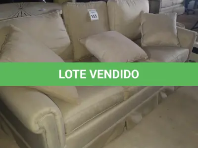 LOTE 155 - 01 SOFÁ 3 LUGARES NA COR CINZA. (NO ESTADO EM QUE SE ENCONTRA. SUJEITO A AVARIAS OCULTAS/VISÍVEIS.) BF8490U