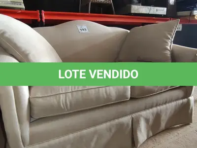 LOTE 193 - 01 SOFÁ 2 LUGARES NA COR CINZA. (NO ESTADO EM QUE SE ENCONTRA. SUJEITO A AVARIAS OCULTAS/VISÍVEIS.) BF8526N