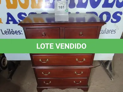 LOTE 181 - 01 CÔMODA ALTA EM MADEIRA. (NO ESTADO EM QUE SE ENCONTRA. SUJEITO A AVARIAS OCULTAS/VISÍVEIS.) BF8511R