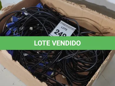LOTE 249 - 01 CAIXA COM CABOS VGA PARA COMPUTADORES. (NO ESTADO EM QUE SE ENCONTRA. SUJEITO A AVARIAS OCULTAS/VISÍVEIS.)