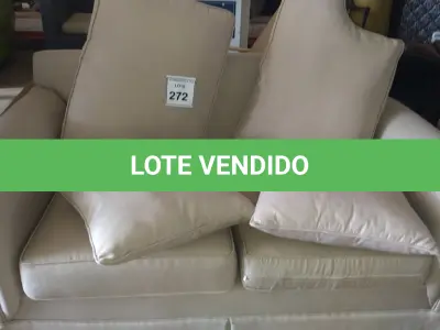LOTE 272 - 01 SOFÁ 2 LUGARES NA COR CINZA. (NO ESTADO EM QUE SE ENCONTRA. SUJEITO A AVARIAS OCULTAS/VISÍVEIS.) AV9474K