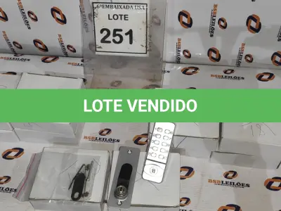 LOTE 251 - 09 CAIXAS COM FECHADURAS. (NO ESTADO EM QUE SE ENCONTRA. SUJEITO A AVARIAS OCULTAS/VISÍVEIS.)