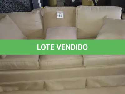 LOTE 155 - 01 SOFÁ 3 LUGARES NA COR CINZA. (NO ESTADO EM QUE SE ENCONTRA. SUJEITO A AVARIAS OCULTAS/VISÍVEIS.) BF8490U