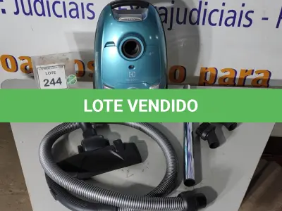 LOTE 244 - 01 ASPIRADOR ELECTROLUX 127VOLTS. (NO ESTADO EM QUE SE ENCONTRA. SUJEITO A AVARIAS OCULTAS/VISÍVEIS.) BF8494D