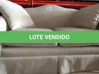 LOTE 193 - 01 SOFÁ 2 LUGARES NA COR CINZA. (NO ESTADO EM QUE SE ENCONTRA. SUJEITO A AVARIAS OCULTAS/VISÍVEIS.) BF8526N