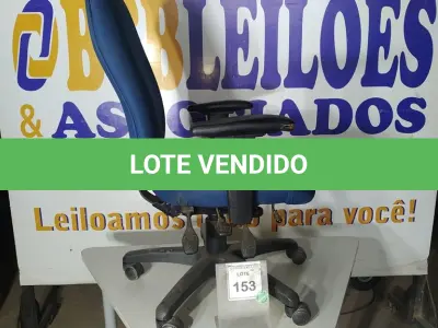 LOTE 153 - 01 CADEIRA DE ESCRITÓRIO NA COR AZUL. (NO ESTADO EM QUE SE ENCONTRA. SUJEITO A AVARIAS OCULTAS/VISÍVEIS.)