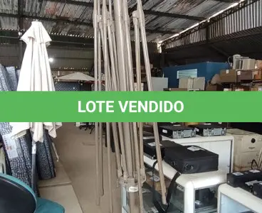 LOTE 180 - 01 GUARDA SOL COM BASE. (NO ESTADO EM QUE SE ENCONTRA. SUJEITO A AVARIAS OCULTAS/VISÍVEIS.) BF8580V