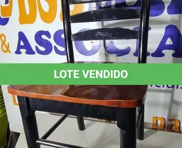 LOTE 241 - 01 CADEIRA PARA COZINHA. (NO ESTADO EM QUE SE ENCONTRA. SUJEITO A AVARIAS OCULTAS/VISÍVEIS.) AV9942W