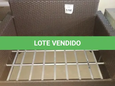 LOTE 144 - 01 SOFÁ DE JARDIM. (NO ESTADO EM QUE SE ENCONTRA. SUJEITO A AVARIAS OCULTAS/VISÍVEIS.) BH1579R