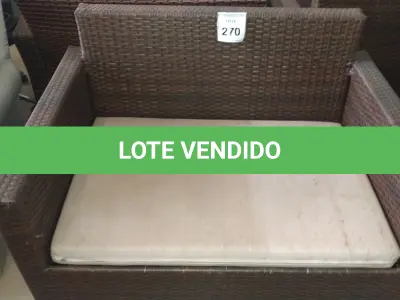 LOTE 270 - 01 SOFÁ DE JARDIM. (NO ESTADO EM QUE SE ENCONTRA. SUJEITO A AVARIAS OCULTAS/VISÍVEIS.) BH1579M