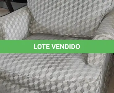 LOTE 242 - 01 POLTRONA. (NO ESTADO EM QUE SE ENCONTRA. SUJEITO A AVARIAS OCULTAS/VISÍVEIS.) AV9513J
