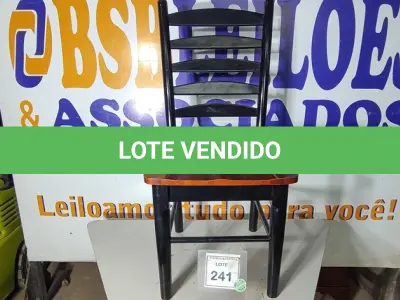 LOTE 241 - 01 CADEIRA PARA COZINHA. (NO ESTADO EM QUE SE ENCONTRA. SUJEITO A AVARIAS OCULTAS/VISÍVEIS.) AV9942W
