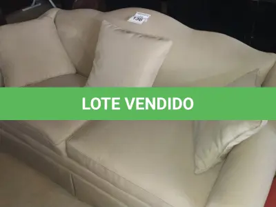 LOTE 136 - 01 SOFÁ 3 LUGARES NA COR CINZA. (NO ESTADO EM QUE SE ENCONTRA. SUJEITO A AVARIAS OCULTAS/VISÍVEIS.) AV9996P