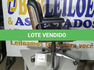 LOTE 148 - 01 CADEIRA DE ESCRITÓRIO COM RODINHAS. (NO ESTADO EM QUE SE ENCONTRA. SUJEITO A AVARIAS OCULTAS/VISÍVEIS.) AV9435B