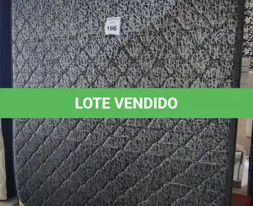 LOTE 166 - 01 COLCHÃO CASAL COM BASE1,98CM X 1,58CM. (NO ESTADO EM QUE SE ENCONTRA. SUJEITO A AVARIAS OCULTAS/VISÍVEIS.) AU2183N