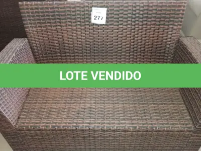LOTE 277 - 01 SOFÁ DE JARDIM. (NO ESTADO EM QUE SE ENCONTRA. SUJEITO A AVARIAS OCULTAS/VISÍVEIS.) BJ7454P