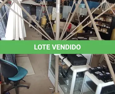 LOTE 180 - 01 GUARDA SOL COM BASE. (NO ESTADO EM QUE SE ENCONTRA. SUJEITO A AVARIAS OCULTAS/VISÍVEIS.) BF8580V