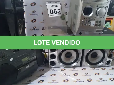 LOTE 062 - 01 MICRO SYSTEM MARCA AIWA E 01 APARELHO DE SOM COM 02 CAIXAS MARCA PHILIPS. (NO ESTADO) ATENÇÃO! FAZER A VISITAÇÃO ANTES DE ARREMATAR, NÃO SABEMOS SE FUNCIONA, LEILÃO NÃO TEM GARANTIA E NEM DEVOLUÇÃO, SUJEITO A POSSÍVEIS AVARIAS VISÍVEIS/OCULTAS E/OU AUSÊNCIA DE COMPONENTES.