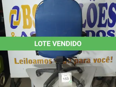 LOTE 153 - 01 CADEIRA DE ESCRITÓRIO NA COR AZUL. (NO ESTADO EM QUE SE ENCONTRA. SUJEITO A AVARIAS OCULTAS/VISÍVEIS.)