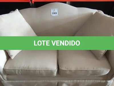 LOTE 193 - 01 SOFÁ 2 LUGARES NA COR CINZA. (NO ESTADO EM QUE SE ENCONTRA. SUJEITO A AVARIAS OCULTAS/VISÍVEIS.) BF8526N