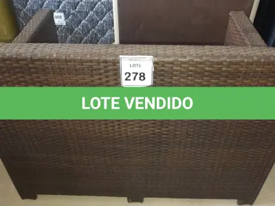 LOTE 278 - 01 SOFÁ DE JARDIM. (NO ESTADO EM QUE SE ENCONTRA. SUJEITO A AVARIAS OCULTAS/VISÍVEIS.) BH1586L